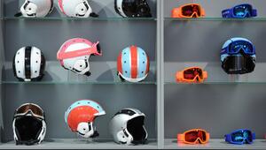 Skihelme liegen bei Sportartikelmesse ispo in einem Regal