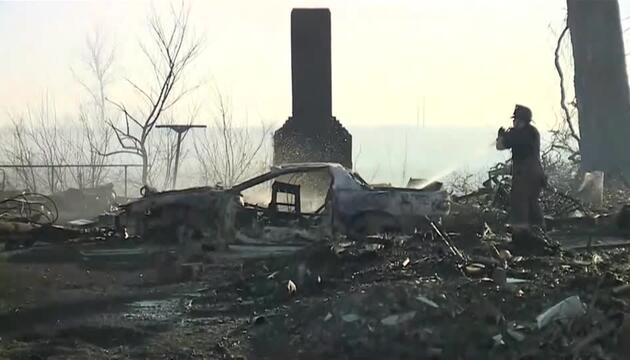 Einsatzkräfte bekämpfen Waldbrand in der Nähe von Kansas City
