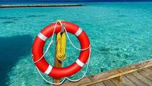 Ein Rettungsring an einem Steg am Meer