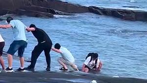 Menschenkette gegen die Brandung: Touristen retten gestrandeten Mann in China