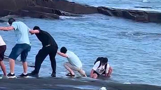 Menschenkette gegen die Brandung: Touristen retten gestrandeten Mann in China