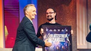 "Lass dich überwachen!": Moderator Jan Böhmermann überreicht einen Preis an einen Kandidaten.