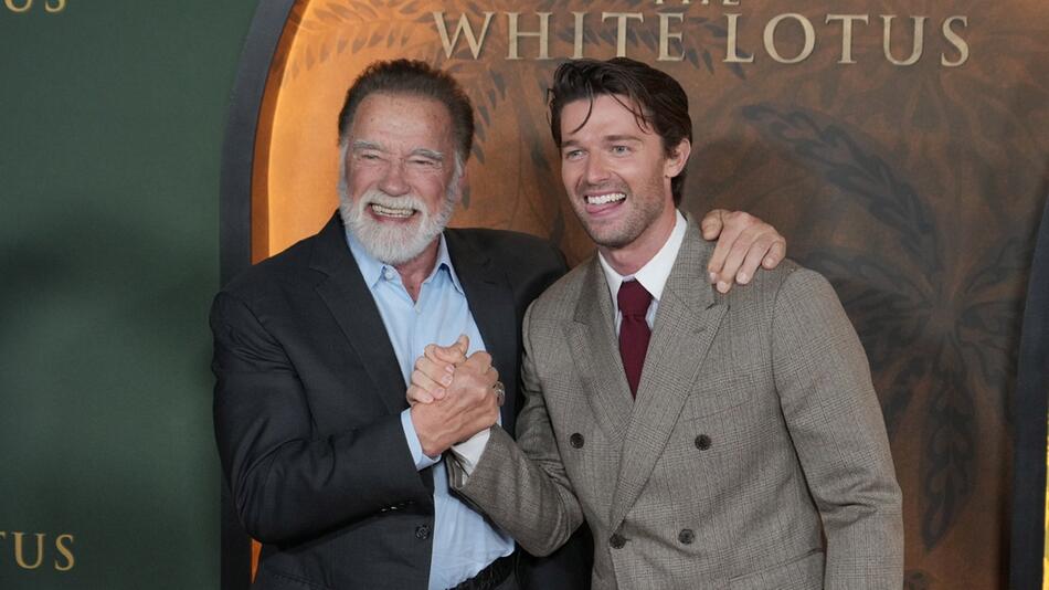 Arnold Schwarzenegger und sein Sohn Patrick bei der "The White Lotus"-Premiere.