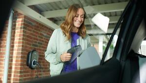 Wer einen flexiblen Stromtarif nutzt, kann beispielsweise beim Laden seines Autos Geld sparen.