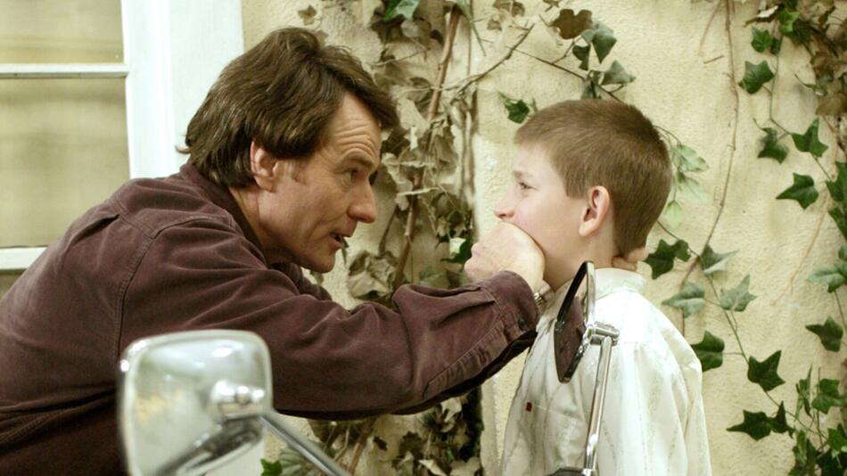Bryan Cranston (l.) wird beim "Malcolm mittendrin"-Revival auf TV-Sohn Dewey (Erik Per Sullivan) ...