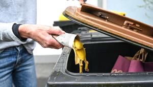 Eine Frau wirft Bananenschalen in den Biomüll