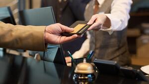Übergabe der Kreditkarte zur Zahlung an der Hotelrezeption