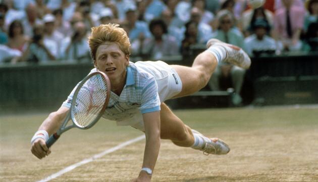 Der deutsche Tennisspieler Boris Becker hechtet während des Turniers in Wimbledon