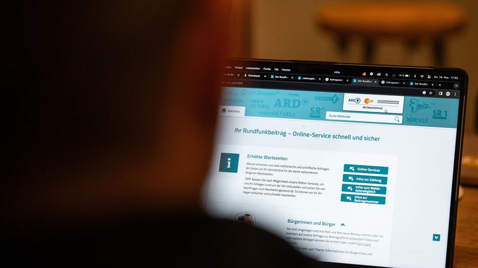 Person schaut auf die Webseite des Beitragsservice