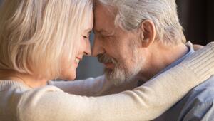 Seniorenpaar, das sich liebevoll umarmt