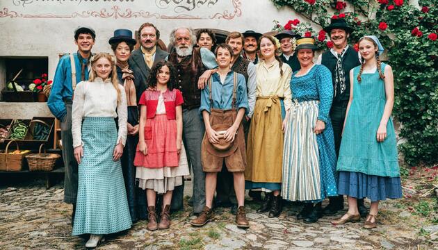 Bitte lächeln: Der komplette "Heidi"-Cast auf einem Blick.