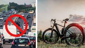 Links: stark befahrene mehrspurige Straße, darüber ein rotes Stopp-Symbol. Rechts: E-Bike auf ...