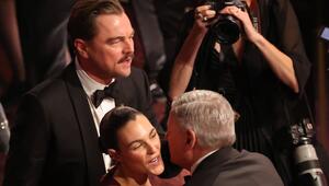 Leonardo DiCaprio kam mit Schnauzer - und seiner Freundin Vittoria Ceretti, die auch viele ...