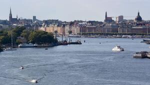 Fähre fährt vor der am Wasser liegenden Kulisse von Stockholm