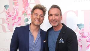 Jochen Bendel (r.) und sein Mann Matthias feiern 2026 ihr zehnjähriges Ehejubiläum.