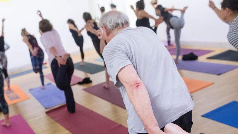 Älterer Mann beim Yoga