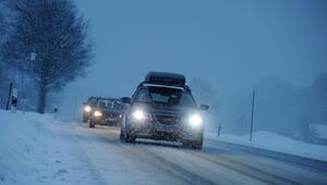 Autos fahren auf einer winterlichen Landstraße