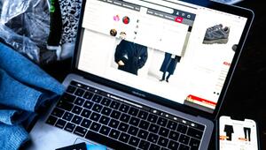 Verschiedene Online-Shops sind auf einem Laptop geöffnet