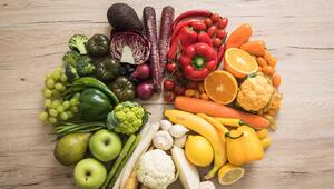 Obst und Gemüse liegt auf einem Tisch