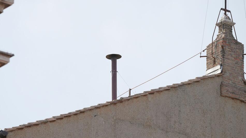 Der Schornstein auf dem Dach der Sixtinischen Kapelle