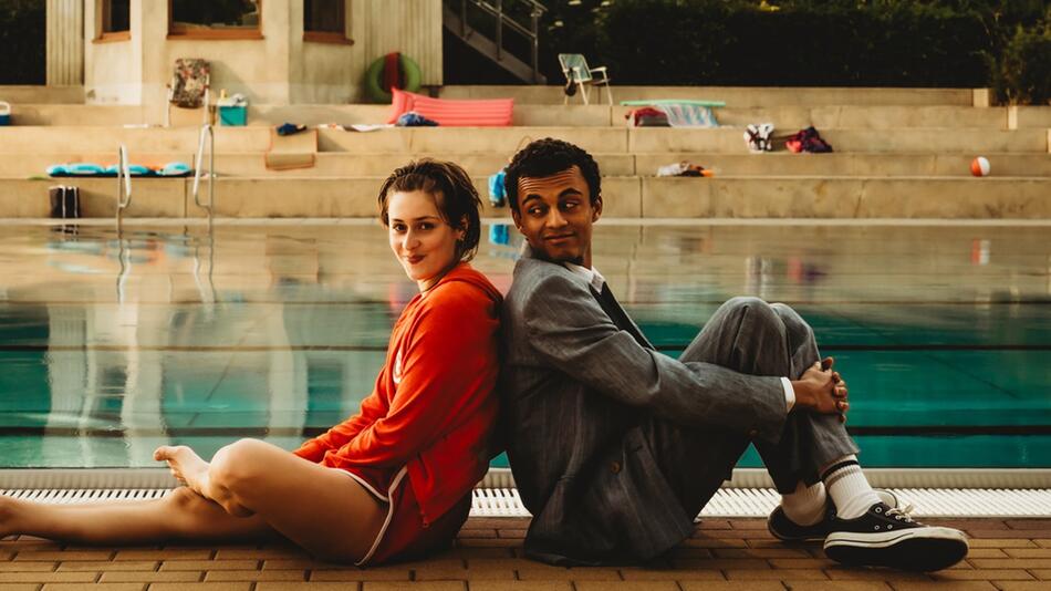 "Für immer Freibad": Simon (Tyrell Otoo, r.) folgt brav den Zukunftsplänen seines Vaters, bis er ...