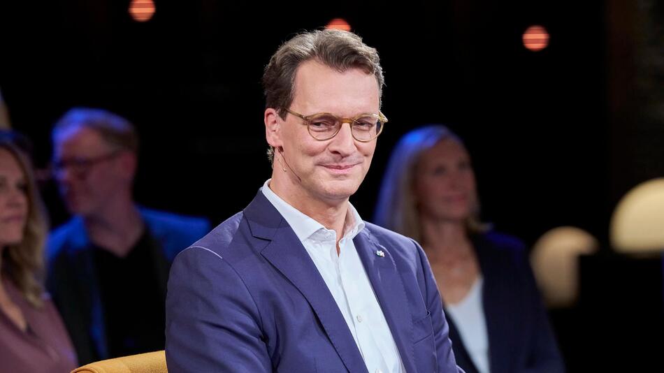 Hendrik Wüst bei der Aufzeichnung der Radio Bremen Talkshow '3 nach 9'.