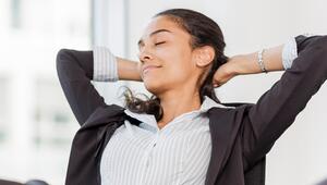 Frau lehnt sich zufrieden zurück