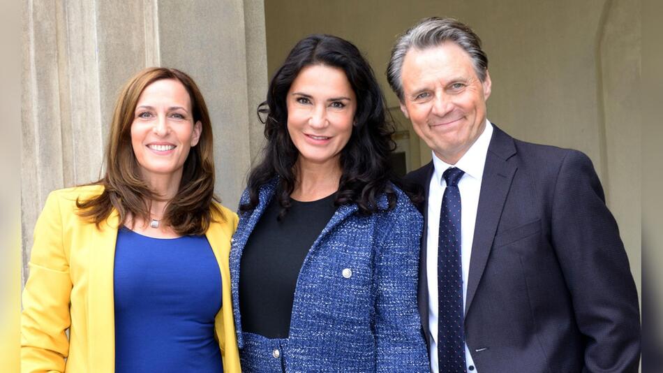 Ulrike Frank (l.) und Wolfgang Bahro mit Mariella Ahrens an ihrem ersten Drehtag im August 2024.