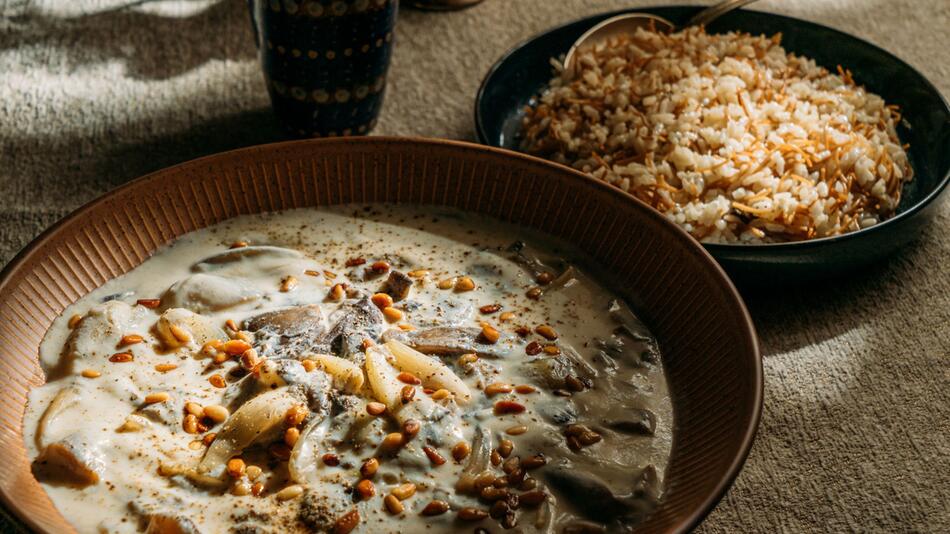 Veganes Shakriyeh mit Pilzen und Sojajoghurt