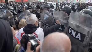 Situation eskaliert: Dutzende Verletzte bei Rentenprotesten in Buenos Aires