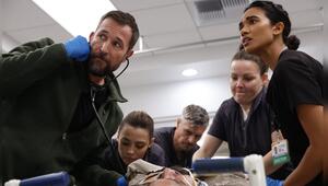 Oberarzt Dr. Michael "Robby" Robinavitch (Noah Wyle, l.) und sein Team im "The Pitt".