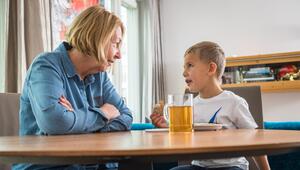 Eine Frau unterhält sich mir ienem Jungen