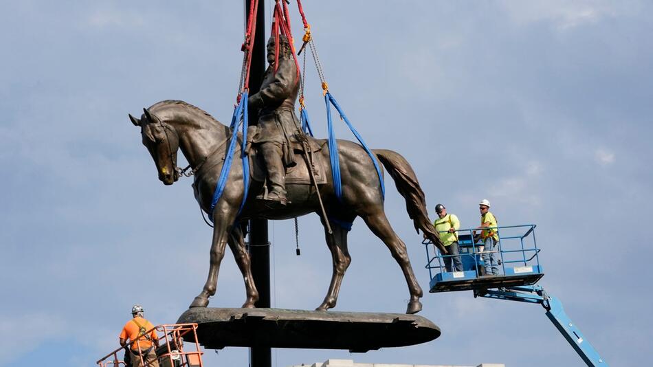 Zeitkapsel aus dem Jahr 1887 in Statue entdeckt