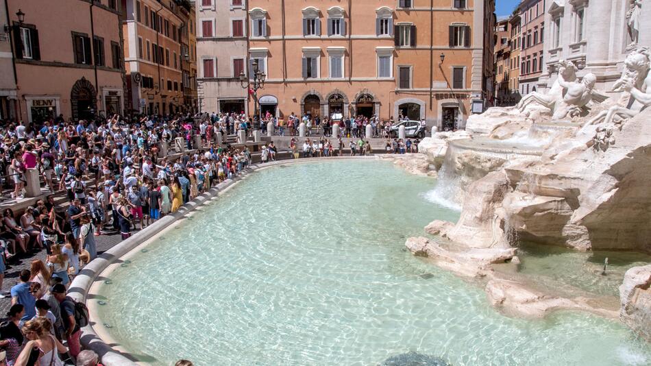 Viele Touristen bestaunen den Trevi-Brunnen in Rom