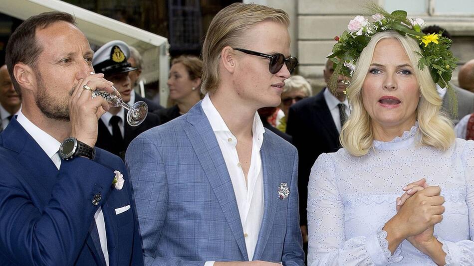 Mette-Marit brachte ihren Sohn Marius mit in die Ehe zu Kronprinz Haakon von Norwegen (l.).