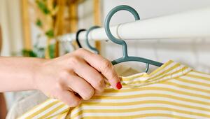 Eine Frau sucht sich Kleidung aus.