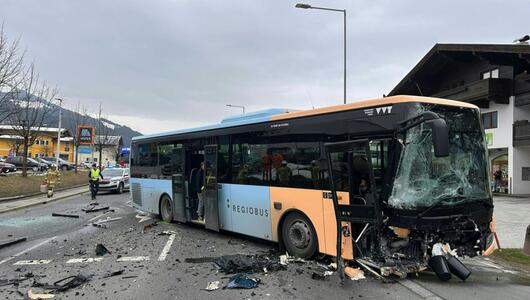Der Bus wurde bei dem Crash schwerst beschädigt