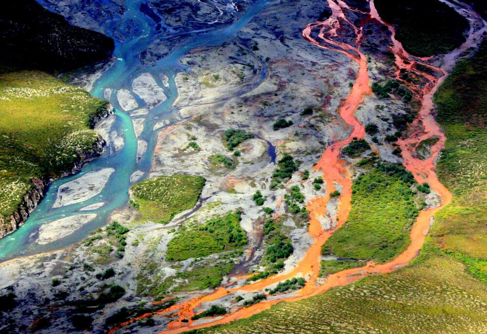 Ein Luftbild des rostfarbenen Kutuk River im Gates of the Arctic National Park in Alaska.