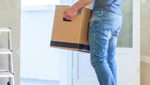 Mann trägt einen Umzugskarton