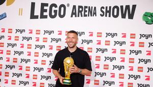 Lukas Podolski mit dem WM-Pokal aus Lego-Steinen.