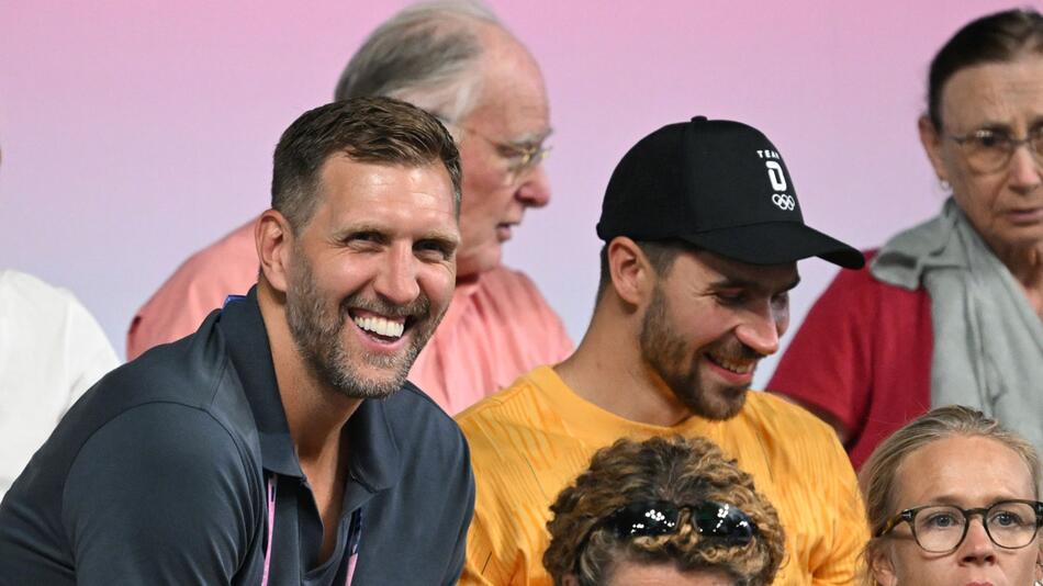 Dirk Nowitzki beim Tischtennis