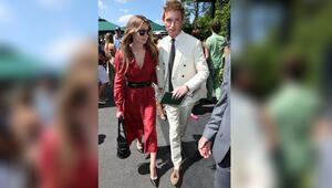 Eddie Redmayne kam in einem hellen Anzug zum Tennisturnier.
