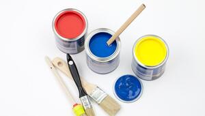 Eine Auswahl an Lackpinseln lund farbigen Lackdosen