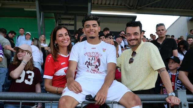 Jana Ina und Giovanni Zarrella mit ihrem Sohn Gabriel im Stadion.