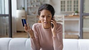 Frau geschockt am Telefon
