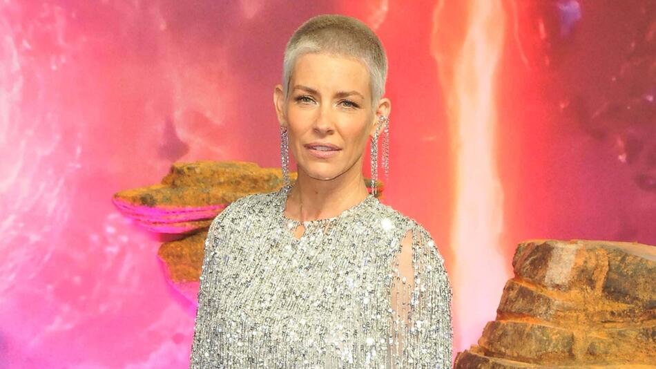 Evangeline Lilly fällt regelmäßig in Ohnmacht - jetzt ist es an einem Strand passiert.