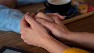 Zwei Personen halten sich an den Händen