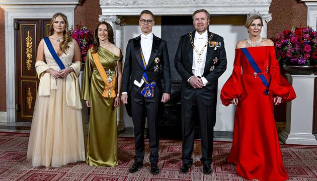 Prinzessin Amalia mit Suzanne Innes-Stubb, Alexander Stubb, König Willem-Alexander und Königin ...
