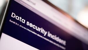 Auf Laptop ist ein Datenleck-Hinweis von Eurail zu sehen