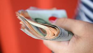 Frau hält ein Bündel Geldscheine in der Hand